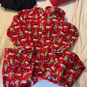 EUC Vineyard vines Red Pajama Set with Christmas Trees and whales- size 10-12